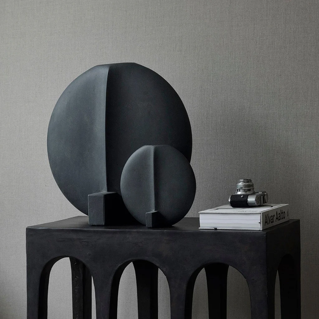 Guggenheim Vase Petit Black - Image 4